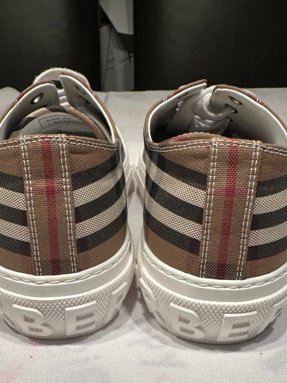 Burberry Men’s vintage low top sneaker size 43 dustbag NWOT - Picture 3 of 9